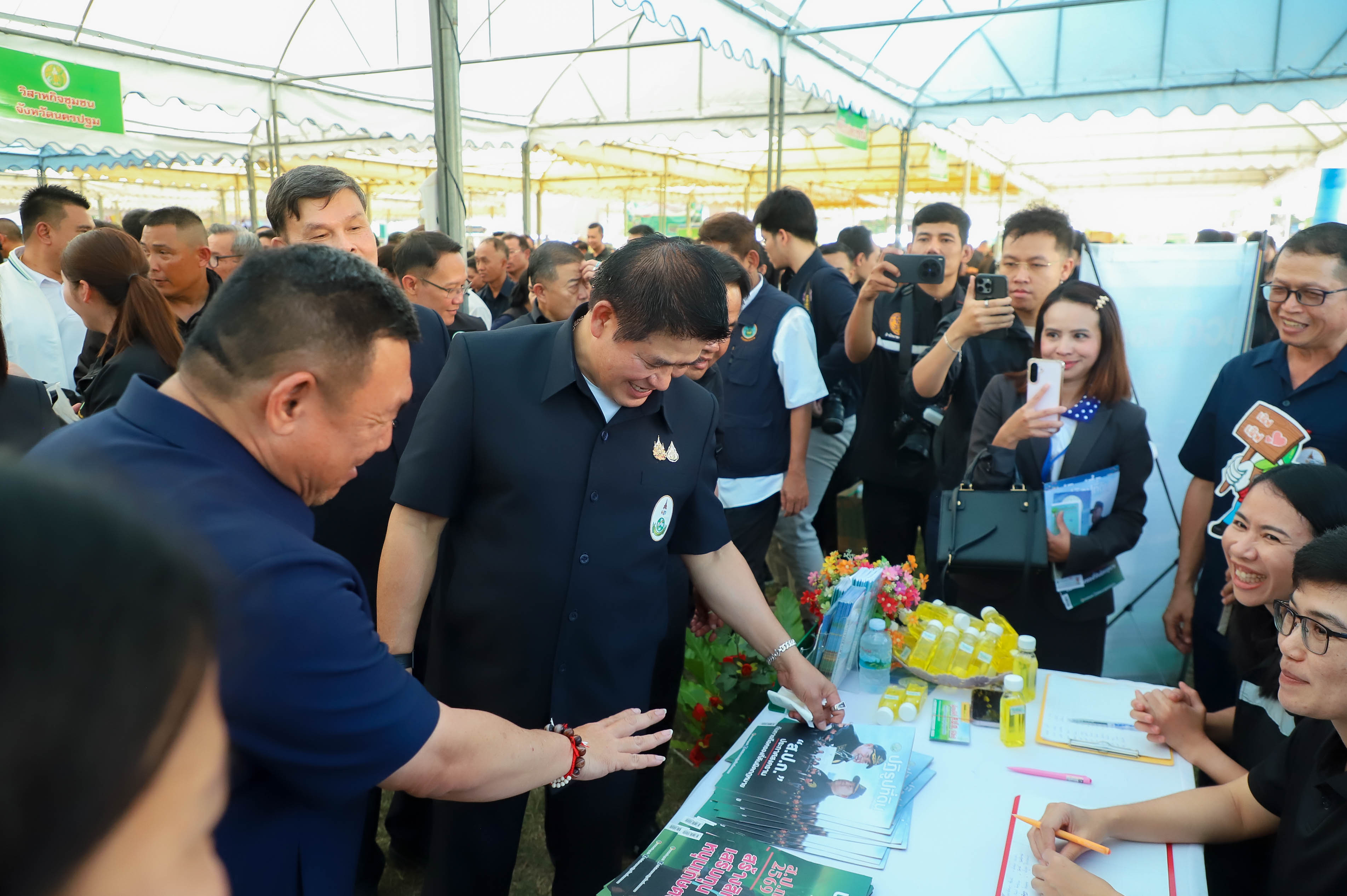 title - รองนายกฯ และรัฐมนตรีว่าการกระทรวงเกษตรฯ เปิดโครงการคลินิกเกษตรเคลื่อนที่ในพระราชานุเคราะห์ฯ ณ จังหวัดนครปฐม